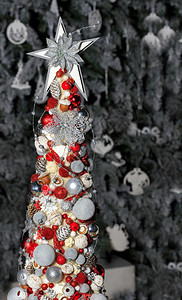 顶部的大灰星红色和圣诞球锥壳坚果和橡树的集合圣诞芭蕾挂在大鼠新年前夕圣诞树的假枝子上灰红色调挂在新年之夜大明星挂在顶部圣诞玩具花图片