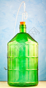 2升玻璃罐由厚绿色制成装有水锁是自制酿酒的最佳高容量玻璃器A2升玻璃罐由厚绿色制成蓝底面上有一个水锁运输复古的贮存图片