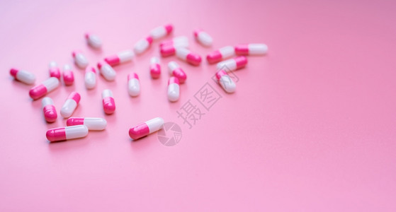 粉红背景药店横幅抗生素药概念店和医疗保险业制药的店和医疗保险业务一防生素抗药快乐的粉白色关心图片
