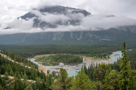户外范围阿尔伯塔加拿大艾邦夫公园BanffNationPark加拿大艾伯塔紧靠BanffBow河和Lundle山的Hoodoos图片