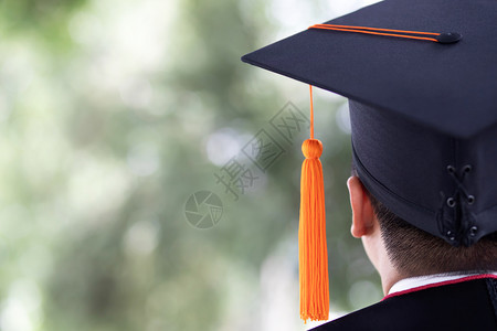 亚洲人结业关闭学生持有帽子和手红袜的学生在大毕业成功生的入校仪式期间受孕教育祝贺毕业典礼掌声黑色的程度图片