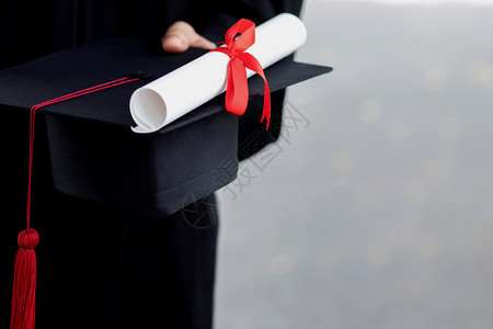 结业关闭学生持有帽子和手红袜的学生在大毕业成功生的入校仪式期间受孕教育祝贺毕业典礼掌声年轻的商业学校图片