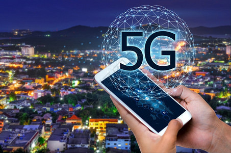 未来派信息移动的5g地球商人连接了全世界的服务员手拿着一个带有智能和5G网络连接概念的空数字平板电脑上面有智能和5G网络连接概念图片