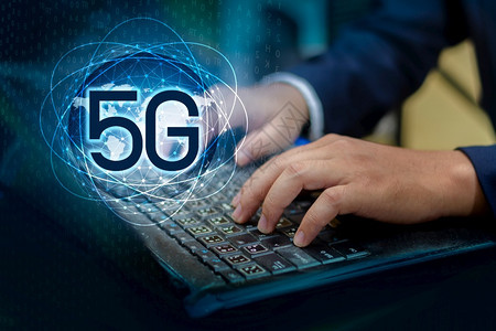 5g地球商人连接了全世界的服务员手拿着一个带有智能和5G网络连接概念的空数字平板电脑上面有智能和5G网络连接概念速度5克沟通图片