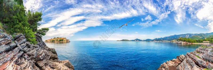 海圣斯特凡岛岩石上的美景布德瓦黑山SvetiStefan岛黑山天空图片