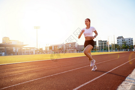 轮廓草地亚洲年青健身女运动员在体育场赛道上跑步健康生活方式和体育概念黑色的图片