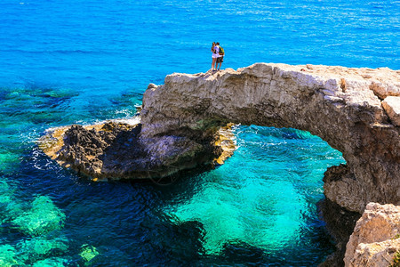 蓝色的山以爱之桥闻名的石雕巨型爱之桥塞浦路斯图片