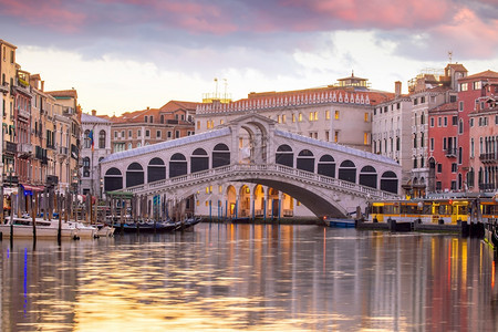 威尼斯的城市景象在意大利与贡多拉斯在日出时景观落历史图片
