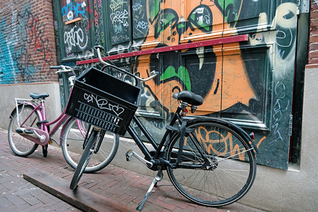 旅游荷兰自行车对抗阿姆斯特丹的Grafitti墙嘻哈砖图片