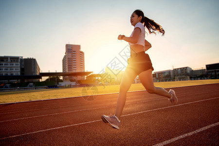 户外跑道跑步健身的青年女子图片