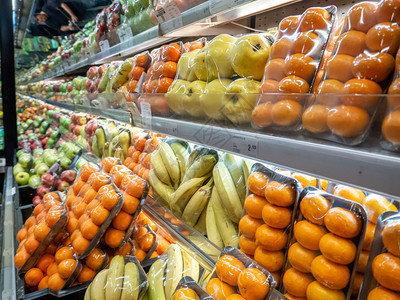 种类标签健康超市架子上新鲜季节水果包图片