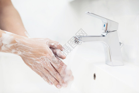 健康一个人的手在清洗和用凝胶以防止Covid19冠状感染图片