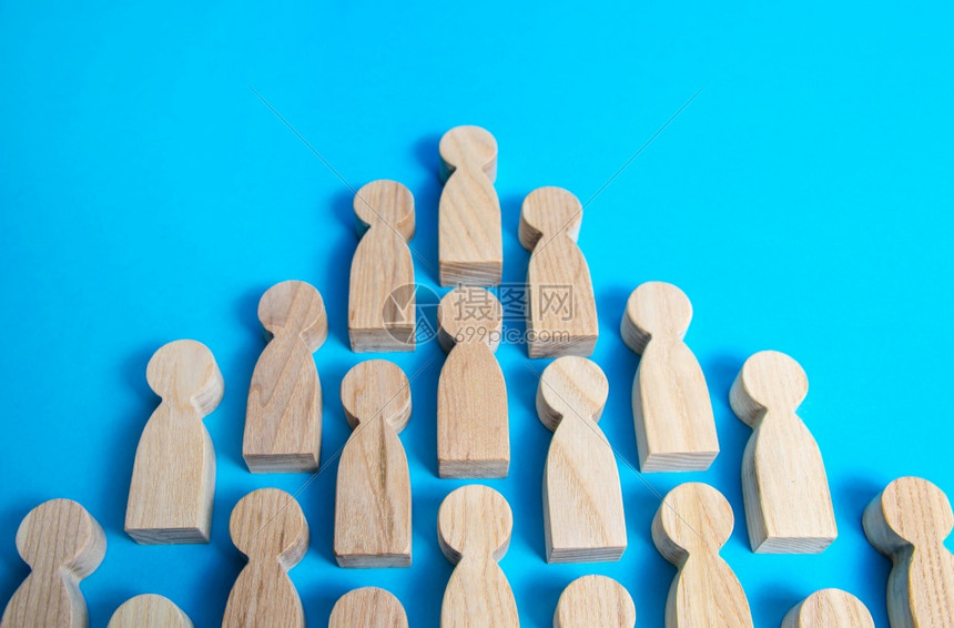 蓝色背景中单向人的木制物社会组织商业结构组织联合力量团队建设合作纪律方向统一职员图片