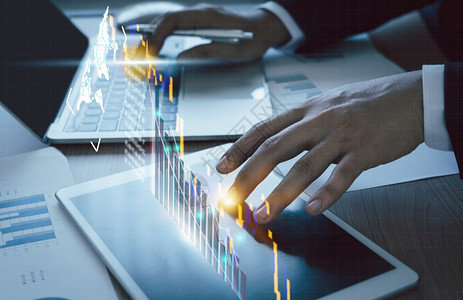 贸易电子商务数字的在桌子办公甲板上从事促进商业增长或股票市场业务增长的紧商人工作其数据统计水平由图表或财务和技术概念规划和战略图图片