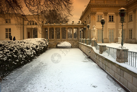 反射美丽的华沙Lazienki皇家公园水上的宫殿以及冰冻的沟槽与古老效应的冬季PhotoHorizontalview老的图片