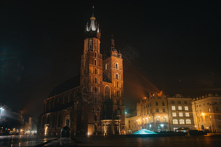 市场城景观圣玛丽斯巴西尔尼卡克拉科夫著名和重要的抛光里程碑及夜间背景历史的一部分以及假定图片