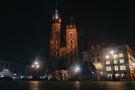 圣玛丽斯巴西尔尼卡克拉科夫著名和重要的抛光里程碑及夜间背景历史的一部分以及晚上城市景观假定图片