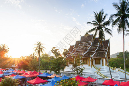纪念品建筑学造LuangPrrabang夜间市场和日落皇家宫博物馆老挝旅游目的地图片