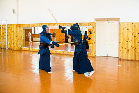 近距离亲拳手的康多与日本战武术决斗之体育运动保护的成人社论图片
