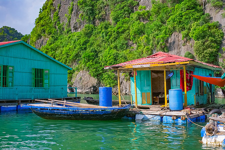 下龙越南哈隆湾东亚山地岛屿附近浮游渔村的捕鱼作业情况住宿窝棚图片