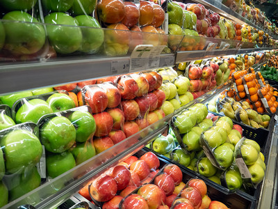 明亮的超市架子上新鲜季节水果包红色的饮食图片