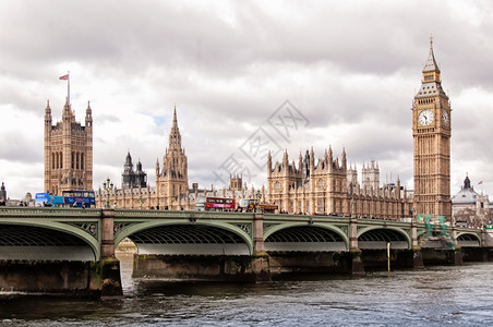 游客伊丽莎白塔在伦敦被称为大本钟女王纪念碑图片