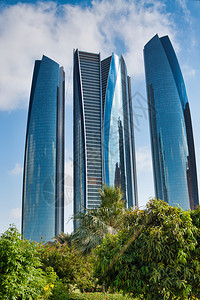 阿布扎比Corniche街一带现代建筑在阳光明媚的美好日落阿拉伯联合酋长国中央水间图片