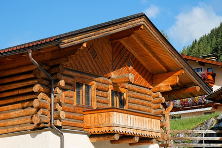 木屋农村绿色林登阿尔卑斯山小屋和阳台图片
