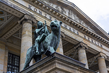 柏林宪兵广场音乐厅前的青铜狮子和天使雕像柏林宪兵广场音乐厅前的青铜狮子和天使雕像德国旅行蓝色的图片