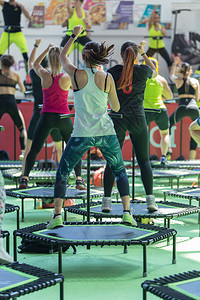 飞跃迷你Rebounder锻炼女孩在健身房课堂上与音乐和老师在舞台上进行健身锻炼迷你女孩在健身房课堂上与音乐和老师在舞台上进行健图片