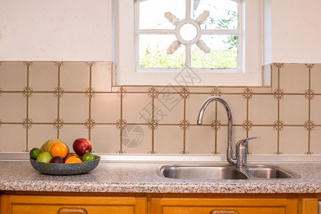 乡村洗碗剂旧农庄厨房和福塞特古年设计配有模式瓷砖舒适的窗户和彩色水果旧农庄厨房Sink和福塞特古年设计配有模式瓷砖和舒适的窗户图片
