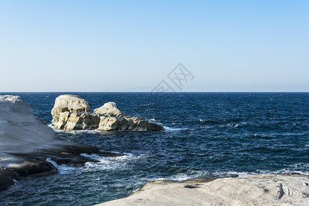 海景游客希腊米洛斯岛Sarakiniko海滩风景与希腊米洛斯岛岩石的沙拉基尼科海滩风景白色的图片