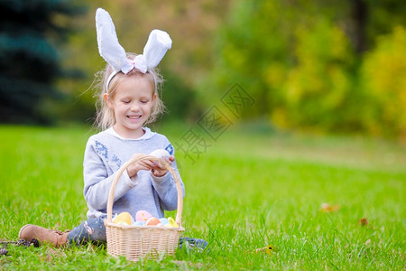 手拿复活节鸡蛋的小女孩图片