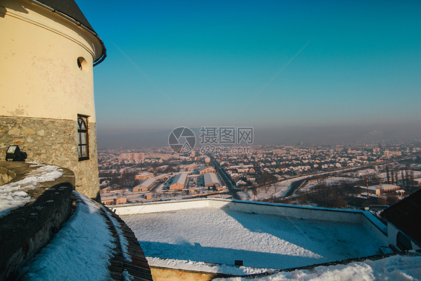 Palanok城堡被雪和Mukachevo市风景夹在背之下地标砖城市景观图片