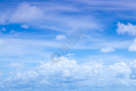 云景天空和彩漂浮的层在晴朗天空中蔓延在夏蓝季节图片