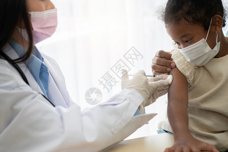 医生给孩子注射疫苗图片