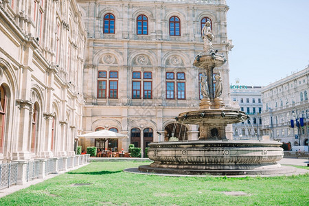 维也纳歌剧院奥地利维也纳歌剧院的喷泉和雕像照片维也纳歌剧院的喷泉照片中央维纳欧洲的图片