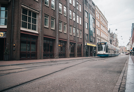 铁路正面荷兰阿姆斯特丹荷兰阿姆斯特丹的现代公共交通旧城市的白色和蓝电车的图片