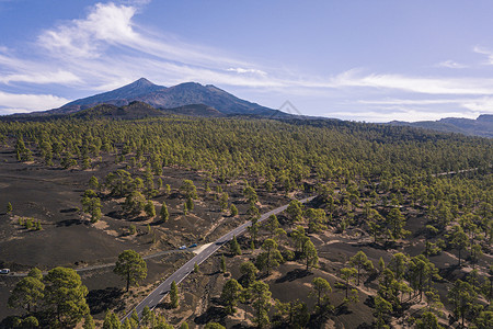 乌兰哈达火山群户外天线西班牙加那利群岛特纳里费Tenerife黑熔岩场和背面的TEide火山群爬坡道背景