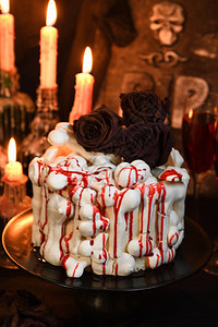 美味的一个令人毛骨悚然的蛋糕红色天鹅绒装饰着蛋红骨头浸在鲜血中糖果纤巧图片