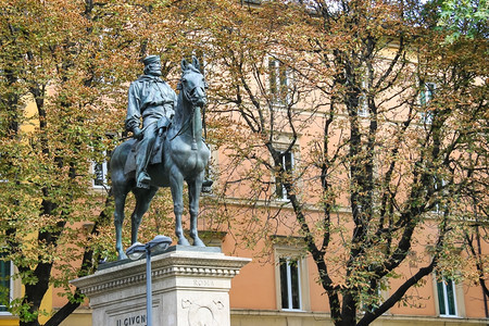 外部大理石意利博洛尼亚GiuseppeGaribaldi的马术雕像镇图片