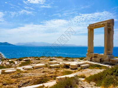 建筑学考古老的Portara希腊塞克拉底纳索岛NaxosDelian阿波罗古神庙的废墟图片
