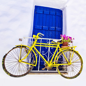 街道希腊纳克索岛墙上挂着旧自行车的可爱酒吧装饰复古的海岸图片