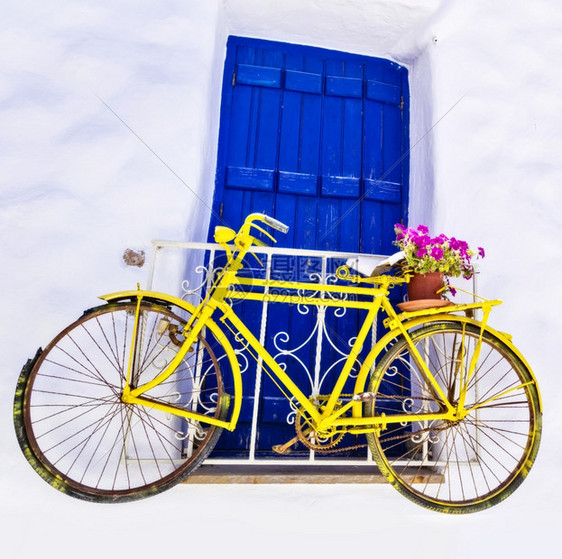 街道希腊纳克索岛墙上挂着旧自行车的可爱酒吧装饰复古的海岸图片