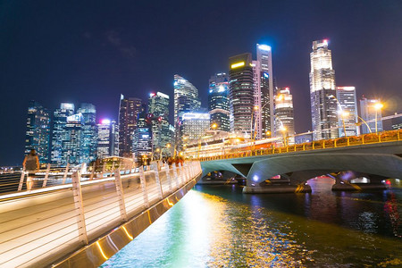 新加坡城市夜风景和间公车楼的天梯和际线金融的风景优美户外图片