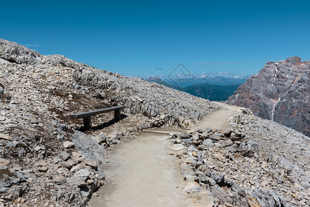 蓝色的全景最佳夏季意大利多洛米人阿尔卑斯山的巴伦脉石路图片
