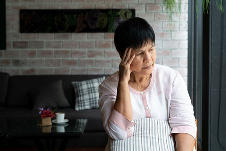 痛苦患有头压力偏健康问题概念的老年妇女士男人图片