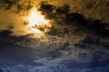 晴天全球变暖乌云的天空即将下雨和暴风燃烧的自由图片