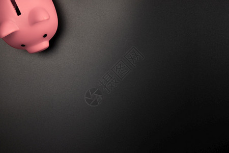 黑色背景顶视图上的粉色小猪银行带有复制空间储蓄财务和商业概念空间用于文本的黑色背景顶视图上的粉色小猪银行带有复制空间储蓄财务和商图片