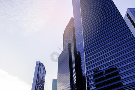 建造市中心新加坡城商业区现代摩天大楼办公与蓝色天空经济金融商业活动概念对比的底部观点财务企业活动概念和建筑结构玻璃图片